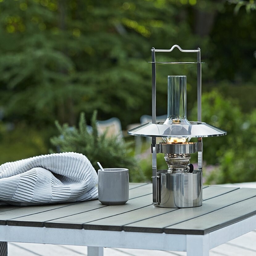 velas candelabros lamparas de exterior scandinavian design outdoors lightning outdoors lamps oil lamps lamparas de aceite iluminación exterior iluminación de terrazas iluminación de ambiente de exterior farolillos exterior diseño nórdico diseño danés candel lamps 