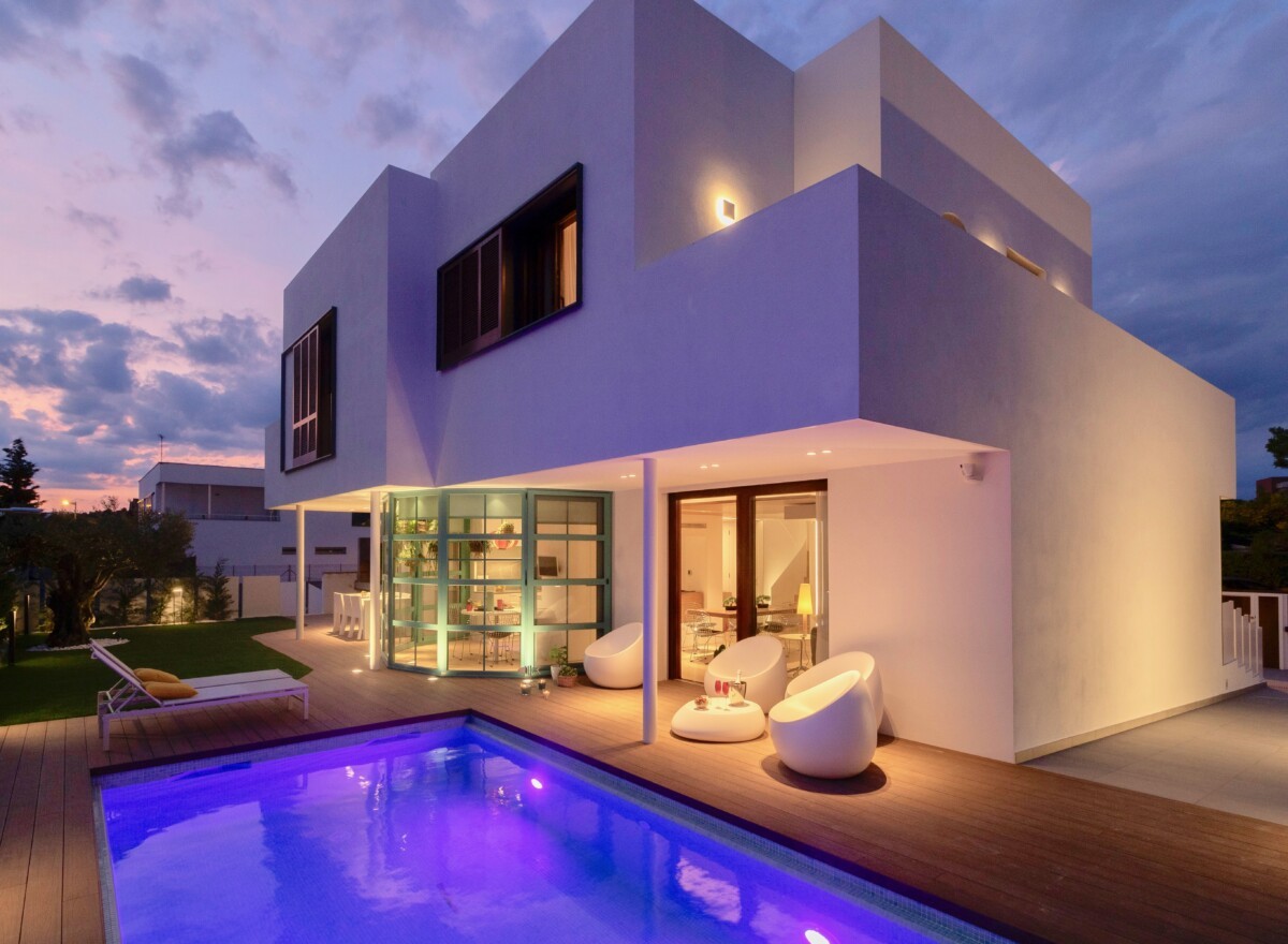 villa minimalista blanca villa de diseño villa con pared redonda villa casa diáfana modern house barcelona minimalist house minimalismo mediterráneo minimalism mediterranean style mediterranean house diseño español diseño arquitecto cocina semi abierta casa villa catalana mediterránea 
