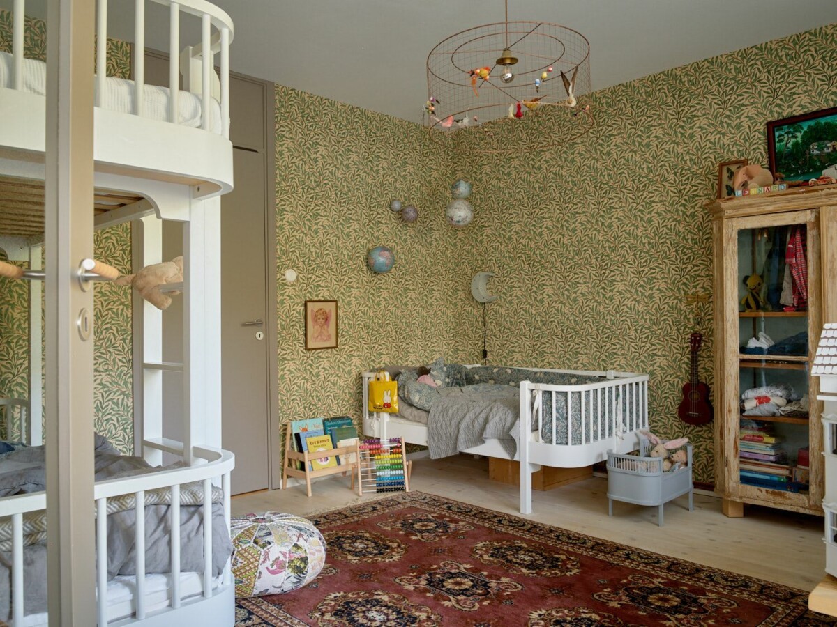 Dormitorio infantil con literas para 3 niños