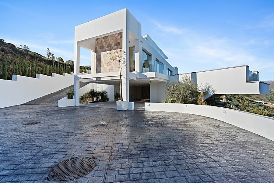 villa lujo costa del sol terrace with jacuzzi and amazing views nueva construcción malaga newly built villa costa del sol modern interiors luxurious home house with social areas house with private pool electric car station contemporary interiors bedroom with ensuite bathroom 