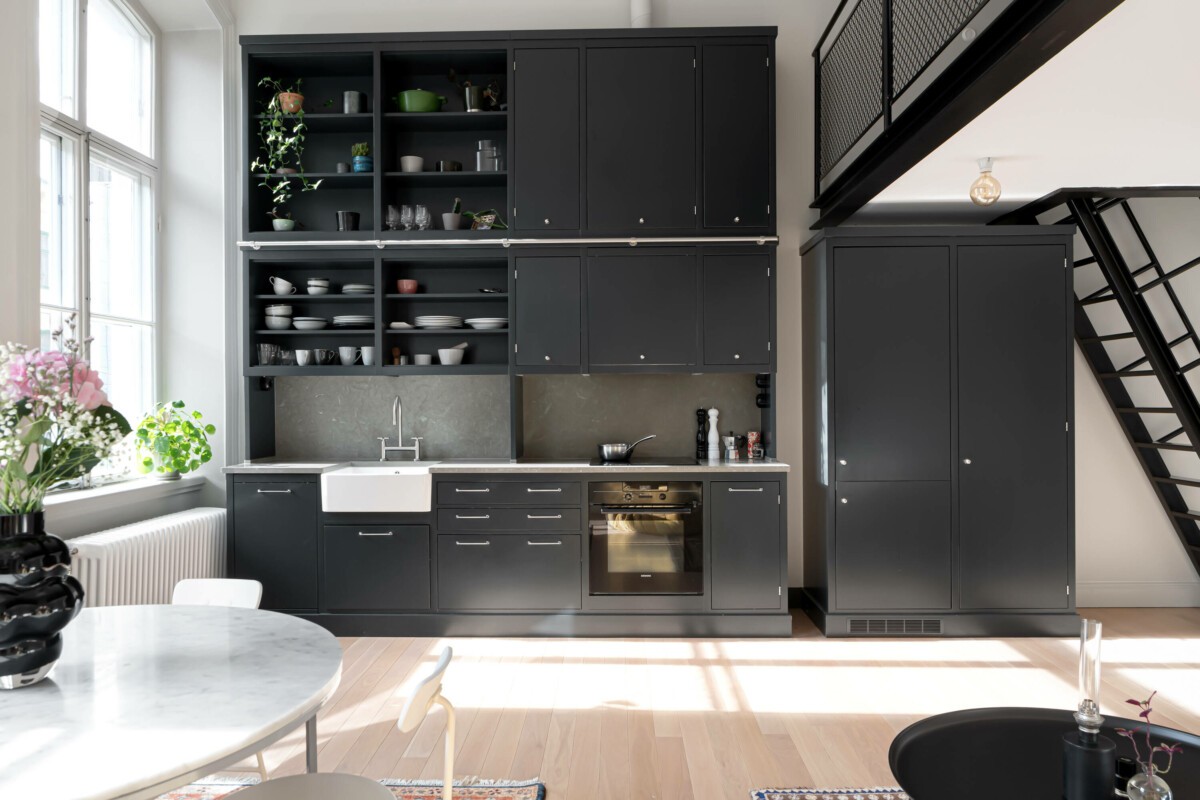 La clave para que una cocina negra no reduzca visualmente el espacio