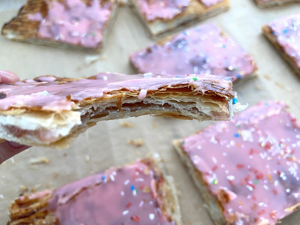 Puff Pastry Strawberry Pop-Tarts pop tarts hechas en casa pop tarts caseras fáciles pop tart de hojaldre homemade pot tarts Giant Puff Pastry Pop Tart Easy Puff Pastry Pop Tarts dulces de hojaldre 