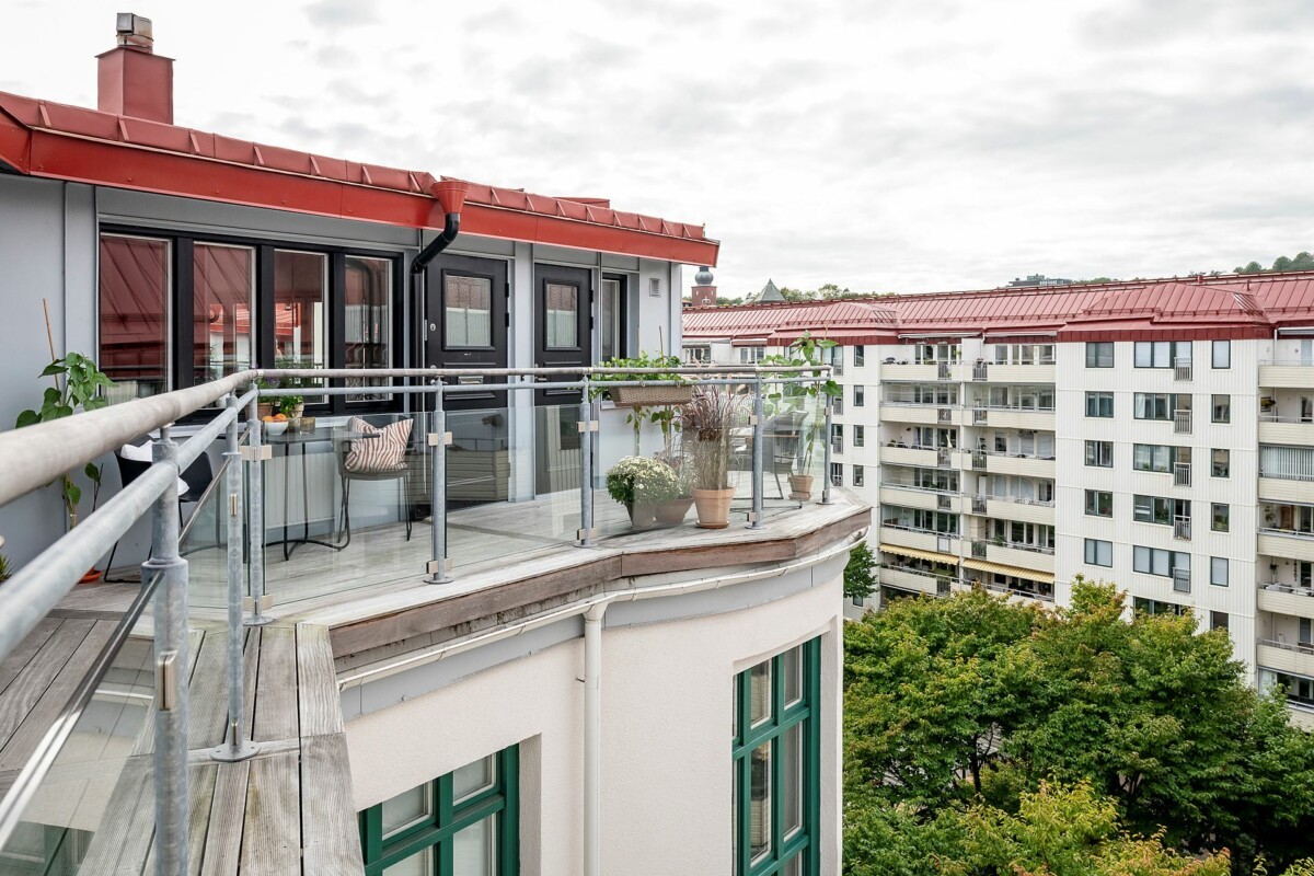 tiny scandi apartment terraza nórdica scandi interiors open kitchen diseño nórdico cocina abierta classic scandinavian architecture arquitectura sueca siglo xx arquitectura gotemburgo s XX arquitectura clásica nórdica 