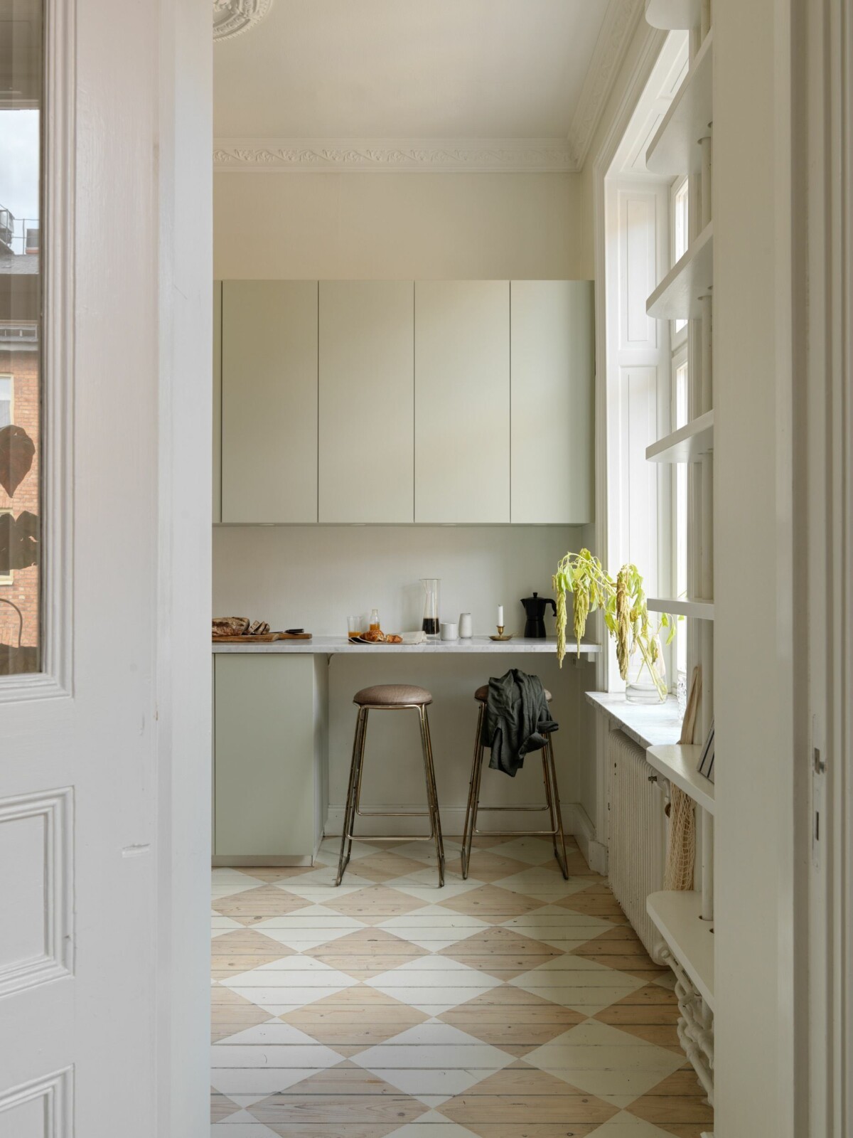 wood floor kitchen suelo de cocina pintado scandinavian kitchen painted wood floor nordic kitchen cocinas pequeñas cocinas nórdicas cocinas mint cocinas con suelo de madera cocinas clásicas 