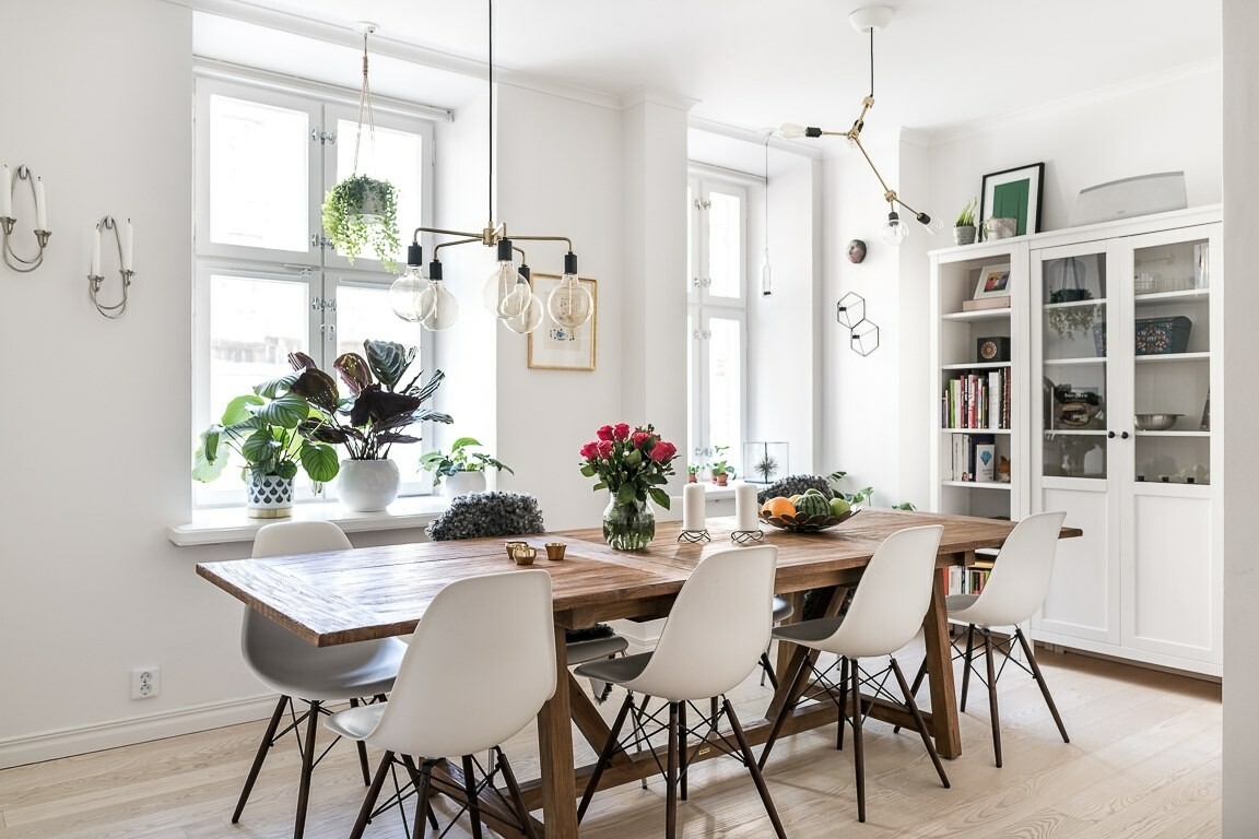 white kitchen sillas eames sillas de diseño scandinavian apartment scandi kitchen scandi eating room scandi decor comedor nórdico cocina nórdica cocina blanca cocina abierta 