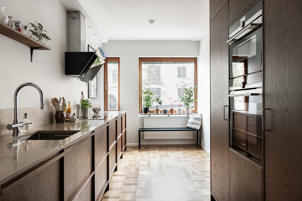 Cocina de madera maciza de roble con electrodomésticos integrados