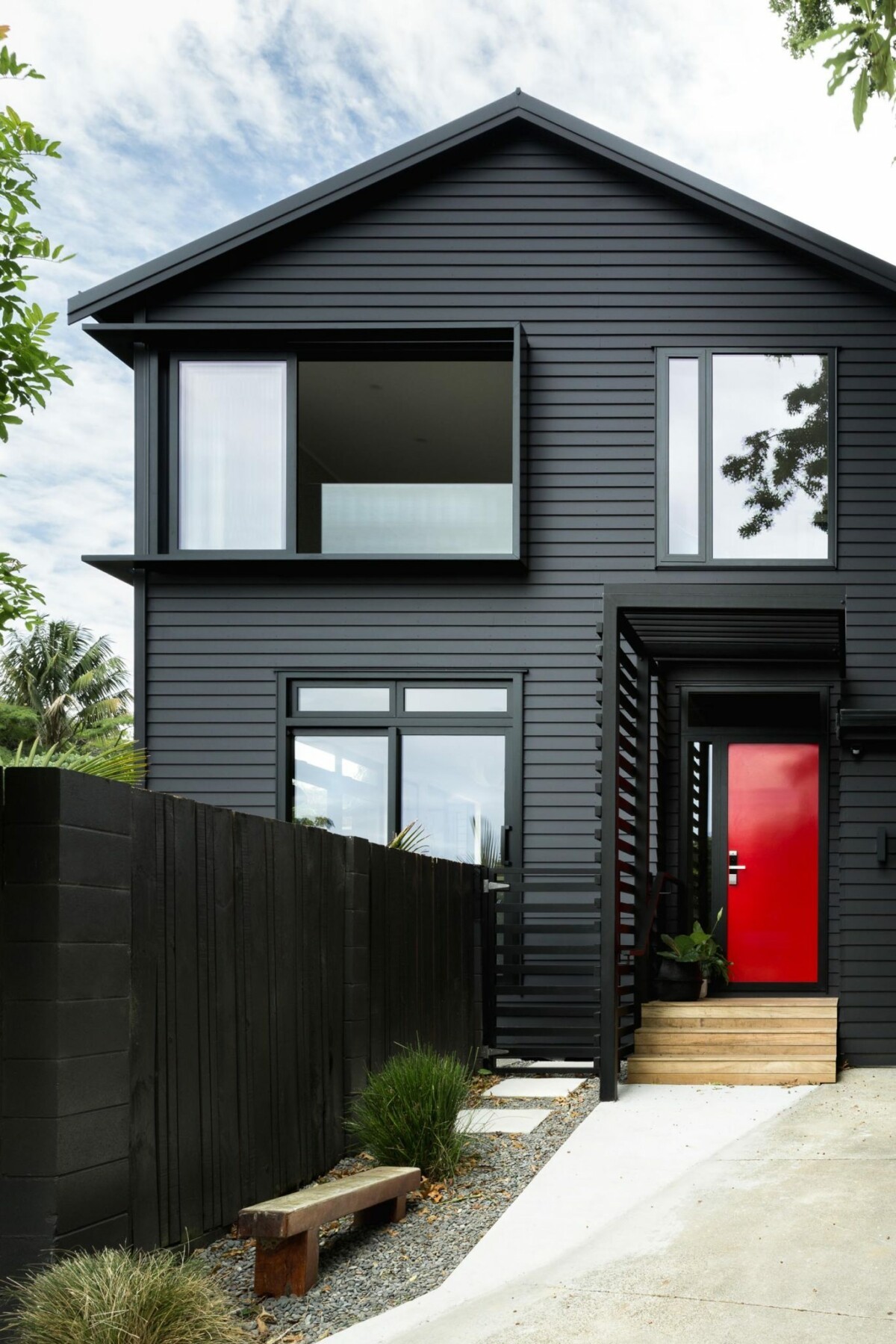 delikatissen red door puerta principal roja oak interiors new zeland architeture house interior con madera de roble casas nueva zelanda casas exterior madera de cedro casas de madera negra casa renovada de diseño black wood house black exteriors house 