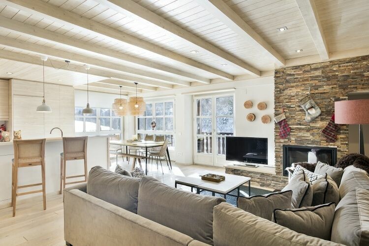 scandinavian winter decor scandinavian mountain decor scandinavian light wood decor mountain side apartment cocina abierta apartamento vacaciones lleida apartamento nórdico de montaña apartamento de montaña apartamento de madera 