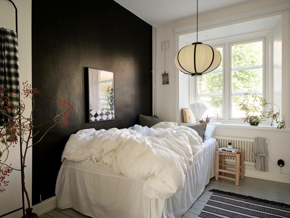 delikatissen scandinavian black bedroom scandi romantic bedroom scandinavian tiny apartment scandi bedroom dormitorio romántico dormitorio nórdico dormitorio negro dormitorio femenino decoración negro 