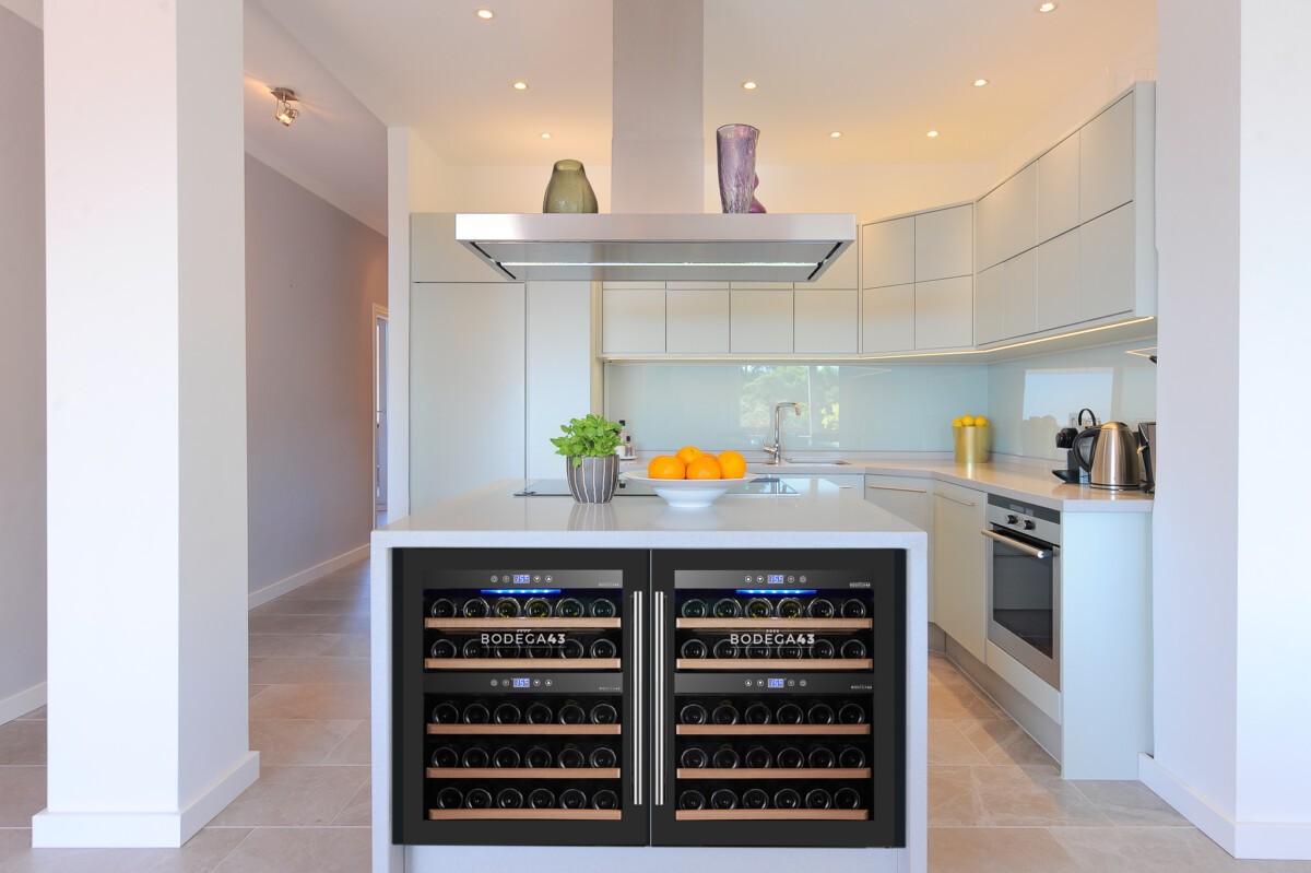 delikatissen wine refrigerator wine fridge wine cooler vinotecas integradas en cocinas nevera para vino modern kitchen diseño de cocinas con vinoteca decoración cocinas cocinas modernas 