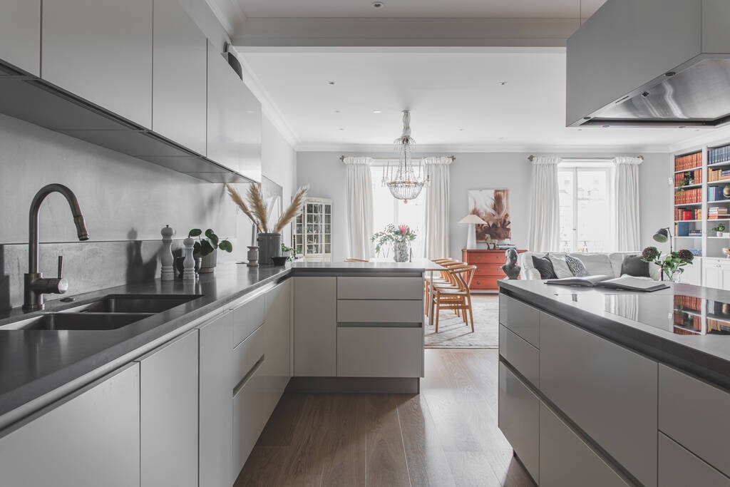 scandinavian luxury scandi luxury open-plan open kitchen kitchen island estilo escandinavo distribución abierta decoración nórdica cocina con isla cocina abierta apartamento grande abierto apartamento de lujo en suecia 
