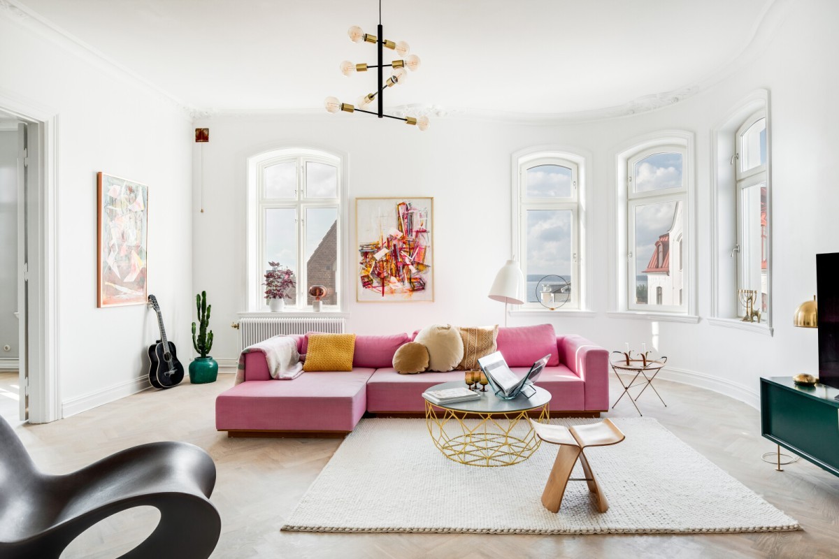 sofá color intenso scandinavina design scandinavian style scandi decor piso con chimenea pink couch muebles de diseño muebles de color estilo nórdico apartamento grande decoración 