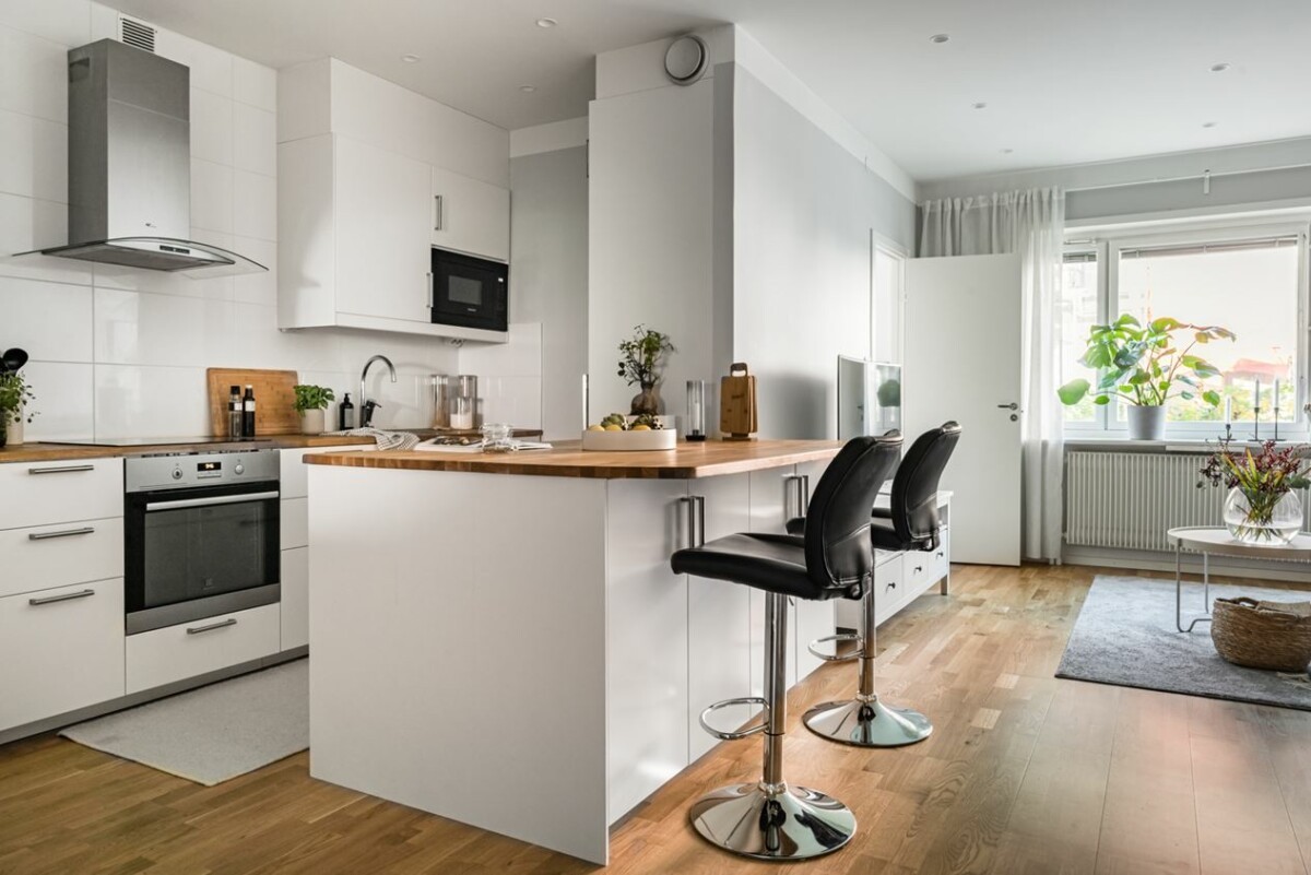 white scandi kitchen tiny kitchen tiny apartment scandi kitchen open-plan open kitchen cocina pequeña diseño cocina nórdica abierta cocina escandinava cocina con península cocina blanca 