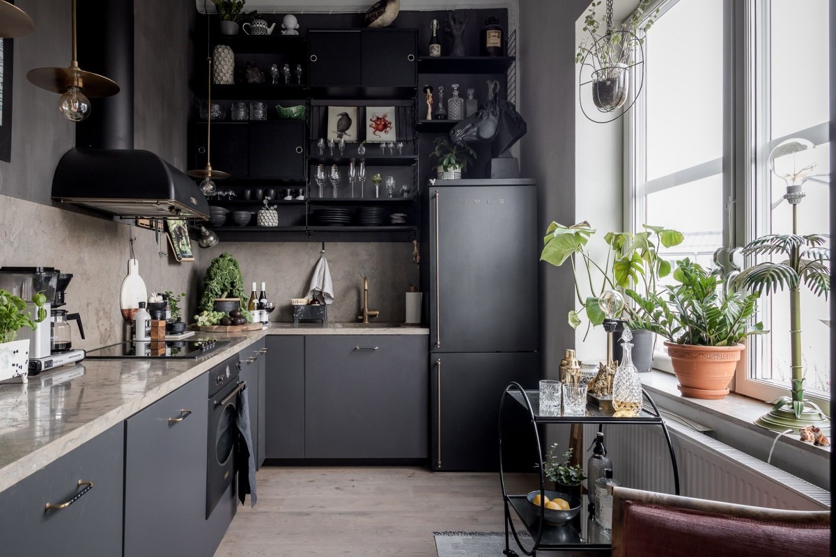 Cocina nórdica con muebles y electrodomésticos negros