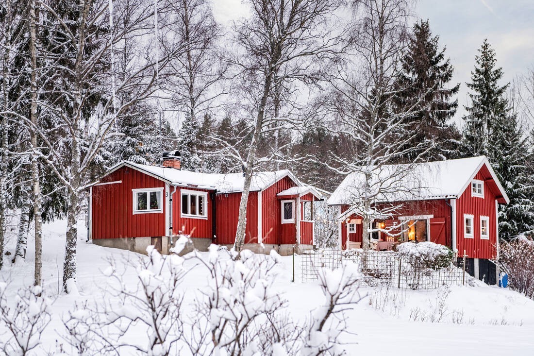 delikatissen swedish cottge scandinavian winter cabin scandinavian vintage cottage scandinavian snow decor scandinavian red cabin cabaña roja sueca cabaña en la nieve cabaña de madera nórdica 