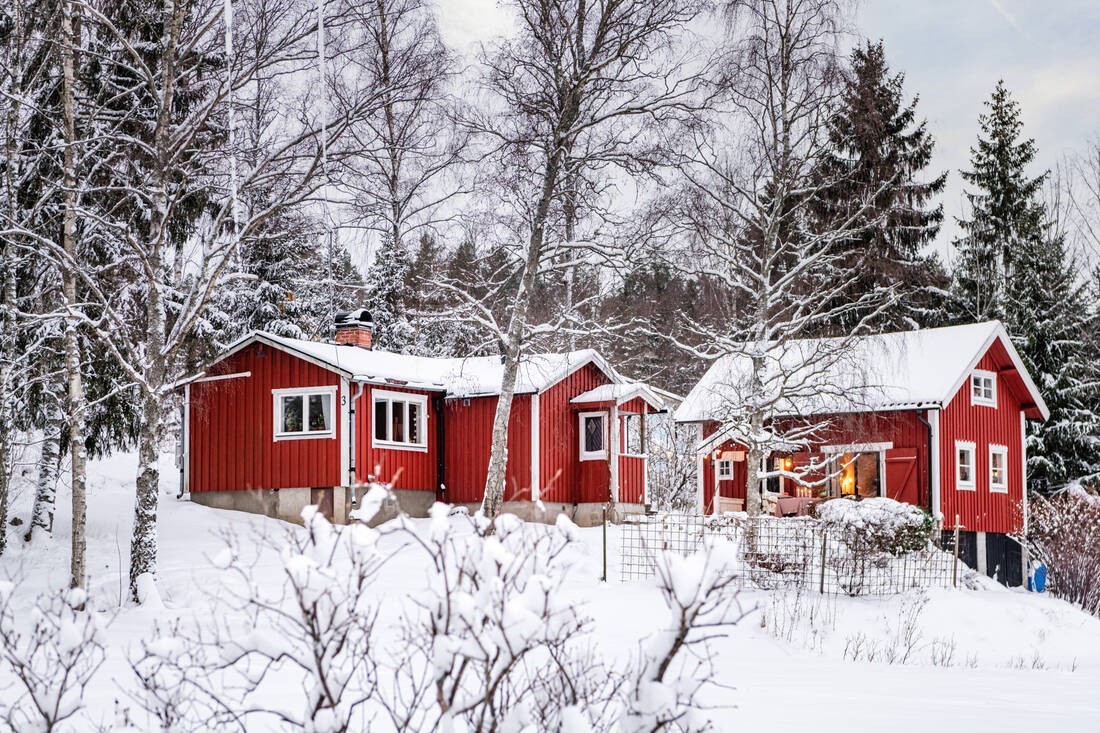swedish cottge scandinavian winter cabin scandinavian vintage cottage scandinavian snow decor scandinavian red cabin cabaña roja sueca cabaña en la nieve cabaña de madera nórdica 