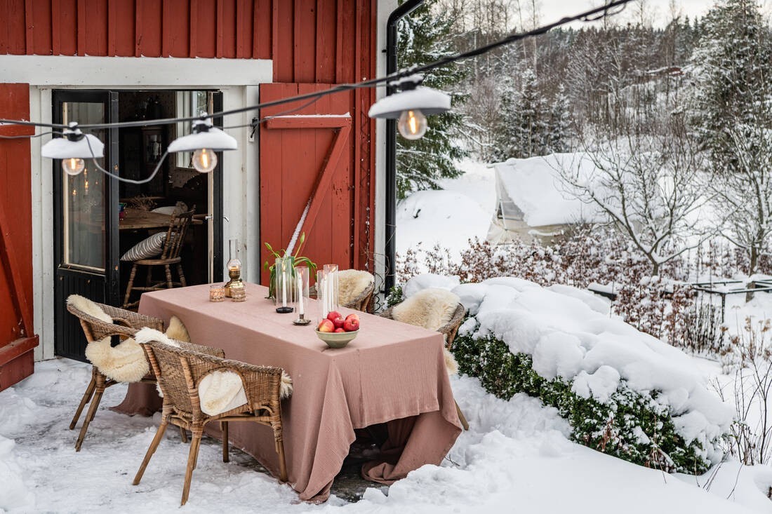 Cabaña escandinava acogedora en la nieve