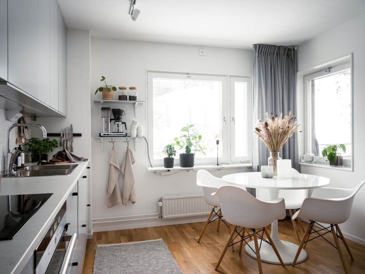 scandinavian style scandinavian kitchen scandi kitchen scandi elegant style light blue scandinavian kitchen eames chair design chairs cocina sueca cocina nórdica cocina moderna cocina minimalista cocina minimal cocina escandinava cocina azul 