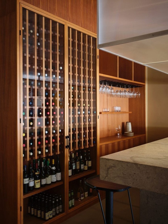 Una vinoteca de diseño como oficina: La nueva sede de Samsen