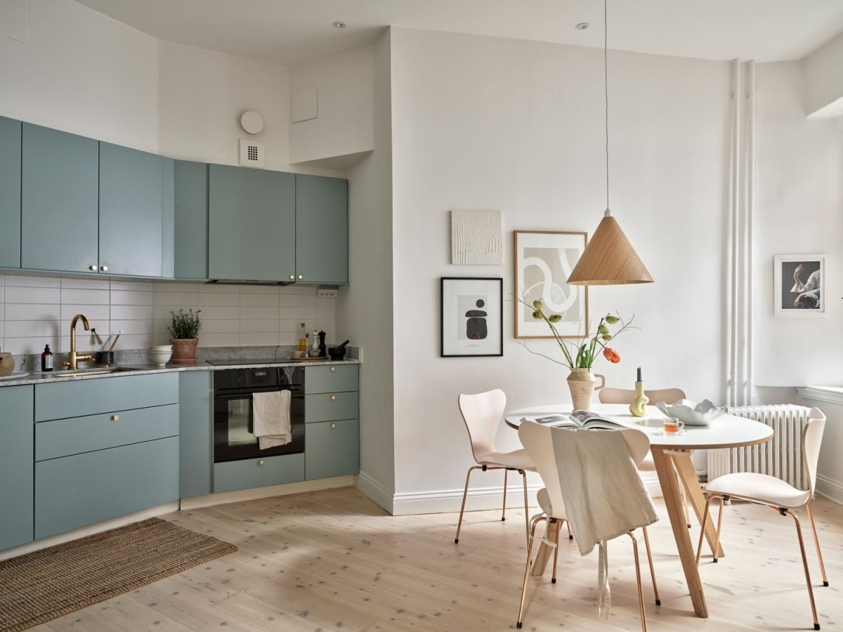 tiny scandi apartment sillas de diseño scandinavian style scandi kitchen estilo nórdico decoración de comedores comedor nórdico cocina nórdica cocina escandinava 