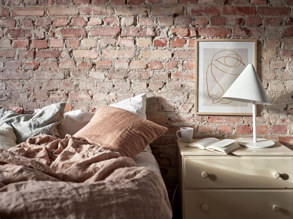 Dormitorio con texturas suaves y ásperas