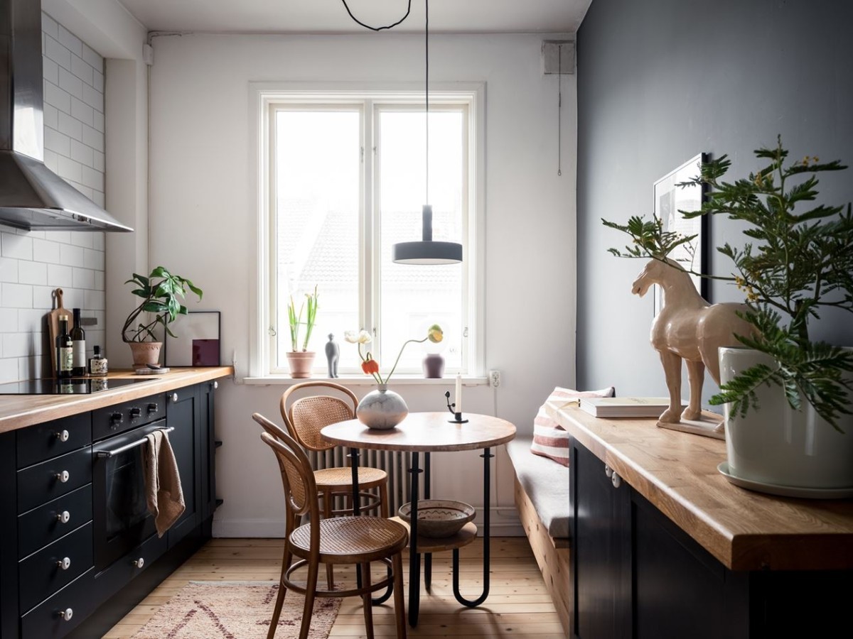 Cocina negra con encimera de madera