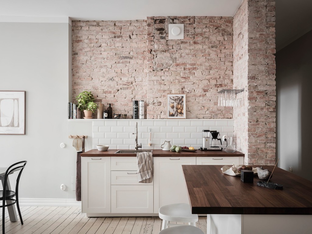 delikatissen tiny open apartment scandinavian style planta irregular pared de ladrillo visto old building estilo nórdico estilo escandinavo decoración interiores decoración de interiores arquitectura apartamento con gran columna 