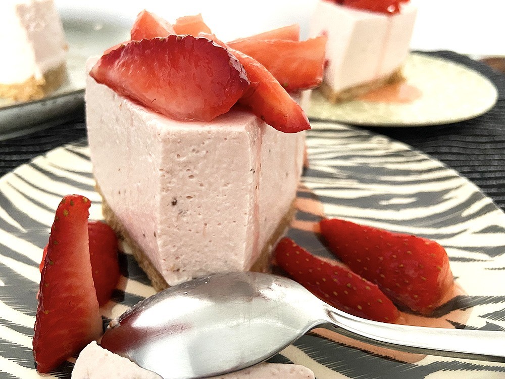 tarta mousse tarta fría tarta facil tarta de fresas tarta base de galletas strawberry tart strawberry mousse cake strawberry dessert strawberry cake recetas delikatissen postre lácteo mousse de fresas 