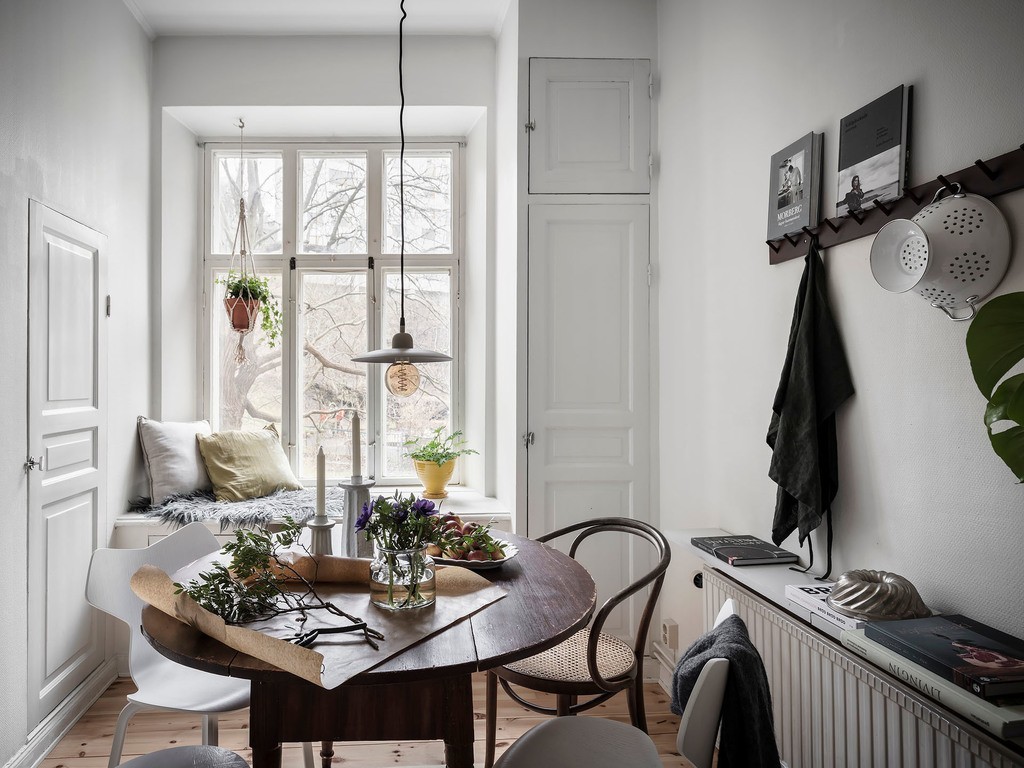 window seat white kitchen scandi kitchen scandi decor scandi cozy estilo nórdico decoración escandinava cocina nórdica cocina blanca charming scandi asiento en ventana 