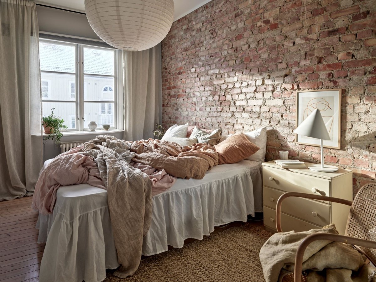 scandinavian tiny apartment piso pequeño decoracion piso estudiantes pared ladrillo visto dormitorio nórdico decoracion minipiso cozy scandi cozy bedroom 