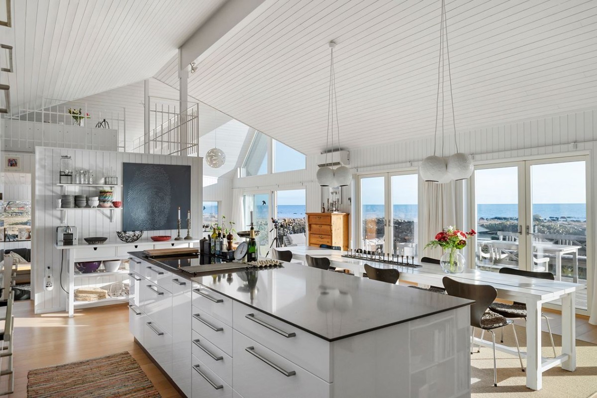 techos y paredes de madera blanca summer house scandinavian coastal scandi beach house estilo nórdico escandinavo decoración interiores decoración en blanco casa de verano nórdica casa de vacaciones casa de la playa sueca beach house 