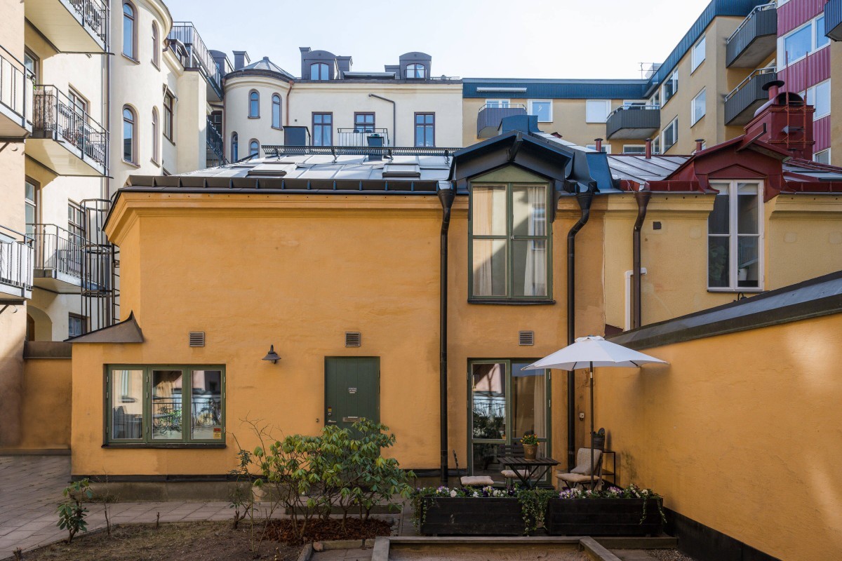 silla serie 7 scandinavian style scandi townhouse scandi house estilo nórdico escalera caracol casa nórdica casa en estocolmo casa de dos plantas adosado nórdico 