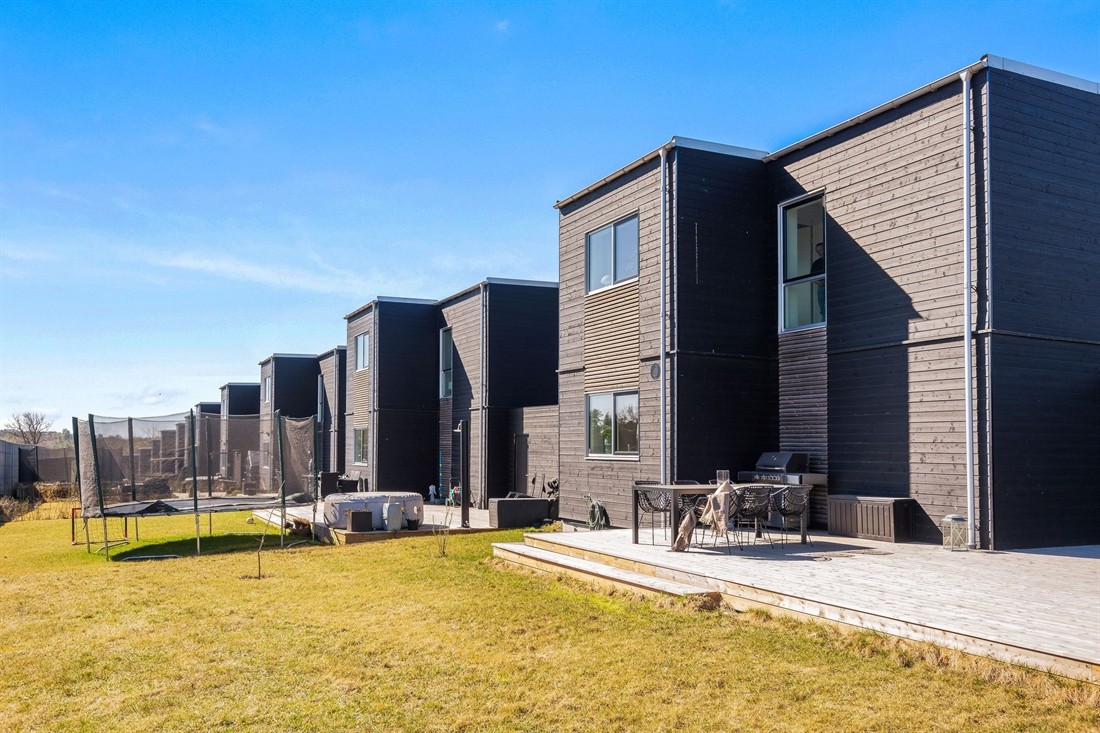 scandinavian wood house scandinavian architecture scandi townhouse modern wood house estilo nórdico diseño exteriores decoración de interiores casa sueca minimalista adosados nórdicos adosados de madera 