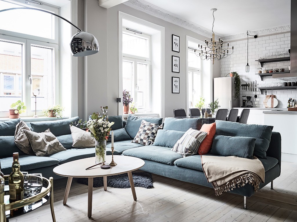 delikatissen tiny scandi apartment sofá rinconera sofá azul scandi sofa salón cocina abierto Piso nórdico pequeño estilo nórdico distribución diáfana decoración de interiores blue couh 