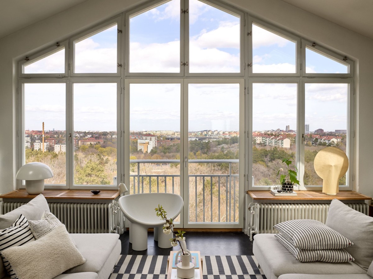 Gran salón abierto con ventana panorámica y claraboyas