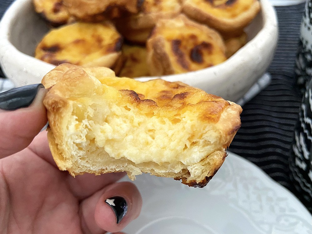 Pastelitos de nata, parecidos a los pastéis de Belém