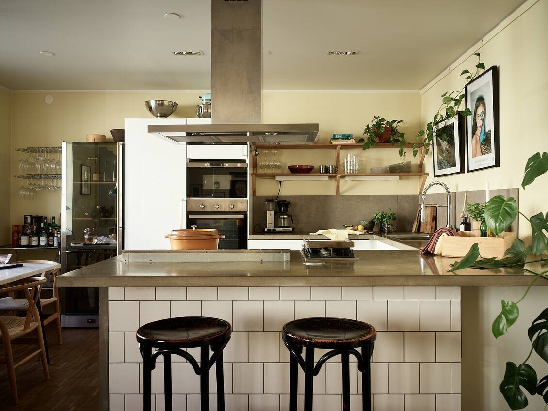 vintage vinoteca en cocina scandinavian apartment scandi kitchen open kitchen mueble bar decoración pisos pequeño cocina con península cocina abierta 