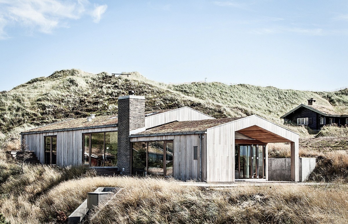 sommerhus scandi cabin raw stil estilo brutalista design wood cabin danish architecture casa de vacaciones Casa de madera casa de diseño casa danesa de playa 