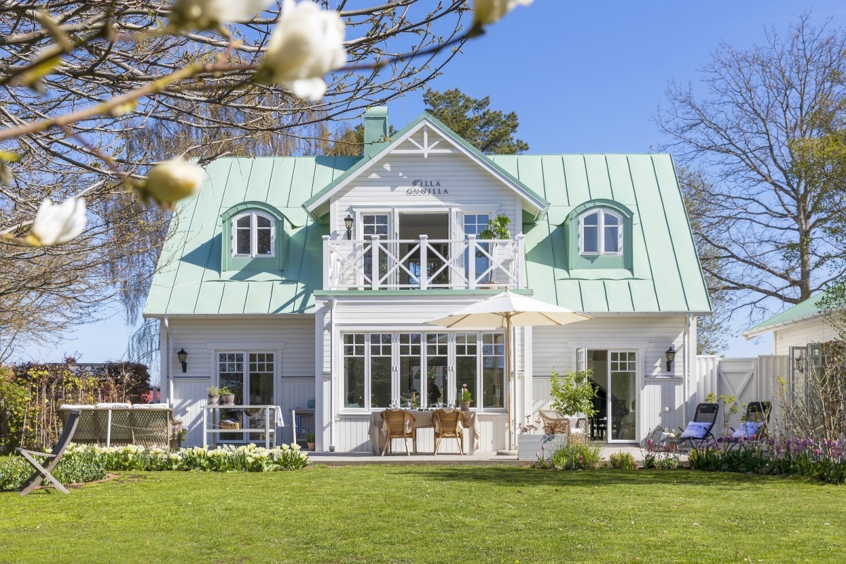 scandi coastal new englad style landstil estilo clásico sueco coastal style casa sueca de vacaciones casa sueca de campo casa en blanco casa de madera nórdica casa de la playa casa campestre rústica 