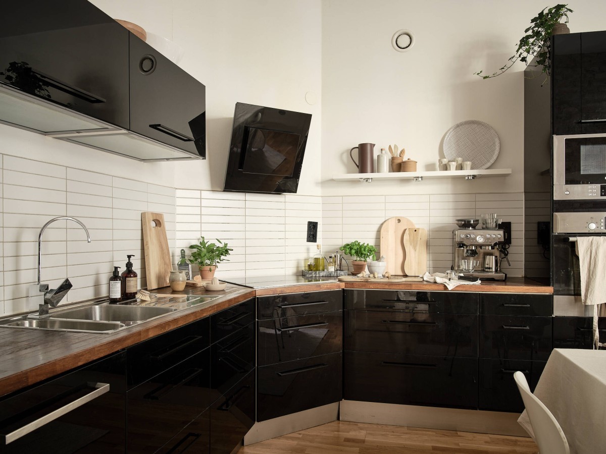 delikatissen silla ant fritz hansen scandinavian kitchen kitchen interiors decoración comedor nórdico decoración comedor cocina cocina negra brillo cocina con ofice black scandi kitchen black kitchen ant chair design 