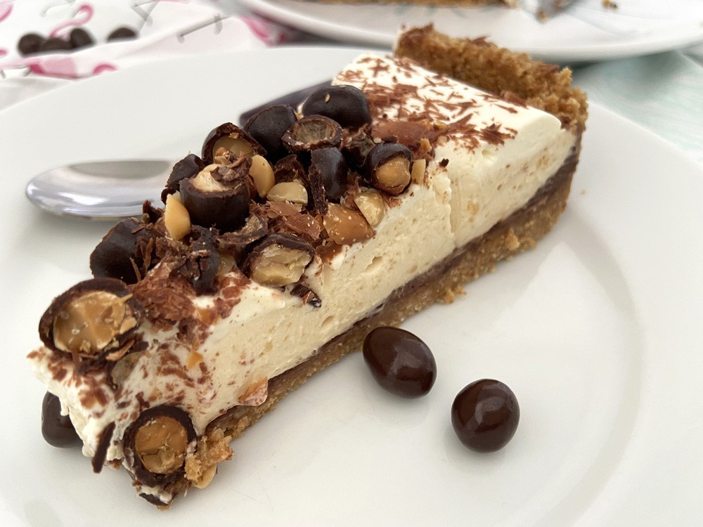 tarta facil en frio tarta de peanut butter tarta de mantequilla de cacahuete tarta de crema tarta con frutos secos tarta con conguitos tarta con base de galletas recetas delikatissen postres delikatissen peanut butter tart peanut butter 