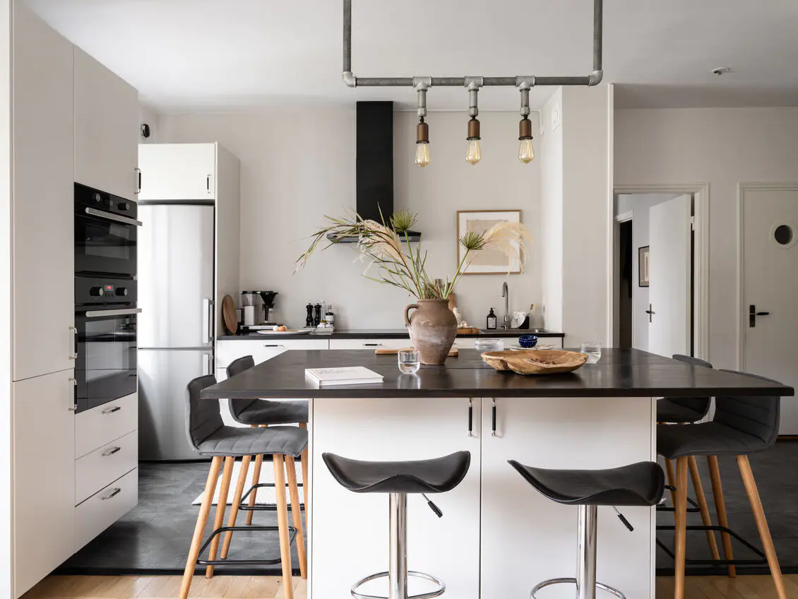 delikatissen tiny scandi small apartment interior scandinavian kitchen open plan open kitchen open concept kitchen island decoración interiores pequeños cocina con isla cocina abierta 