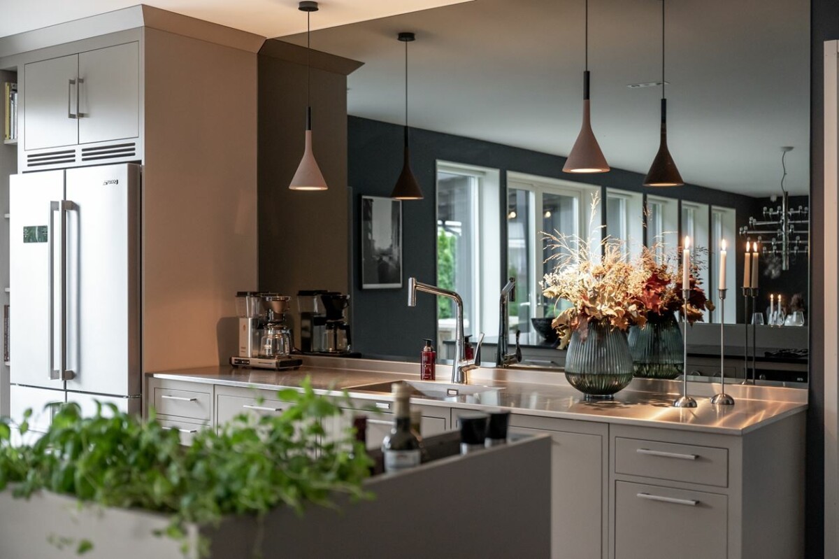 delikatissen scandinavian kitchen scandi kitchen open kitchen mirror in the kitchen dark kitchen cocina nórdica cocina gris y topo cocina escandinava cocina con espejo cocina abierta 