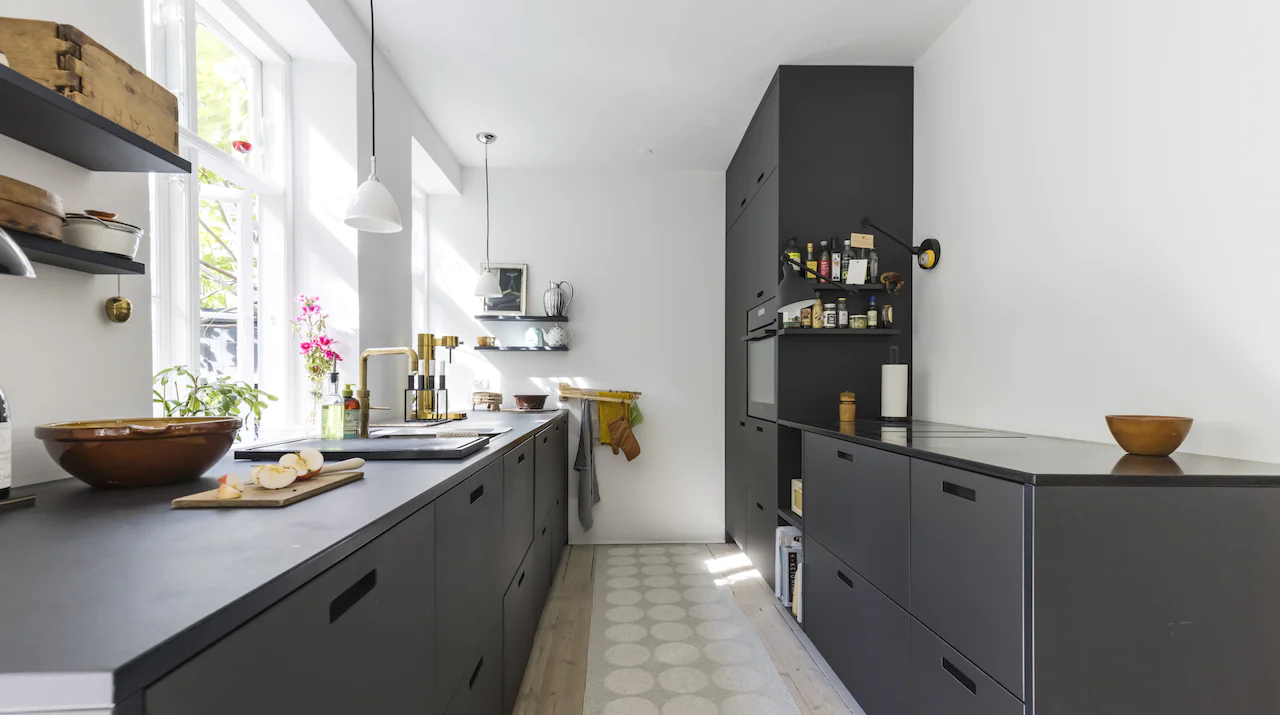 scandi kitchen nordic kitchen copenhagen apartament cocina semiabierta cocina negra cocina muebles enfrentados cocina escandinava cocina en paralelo black kitchen 