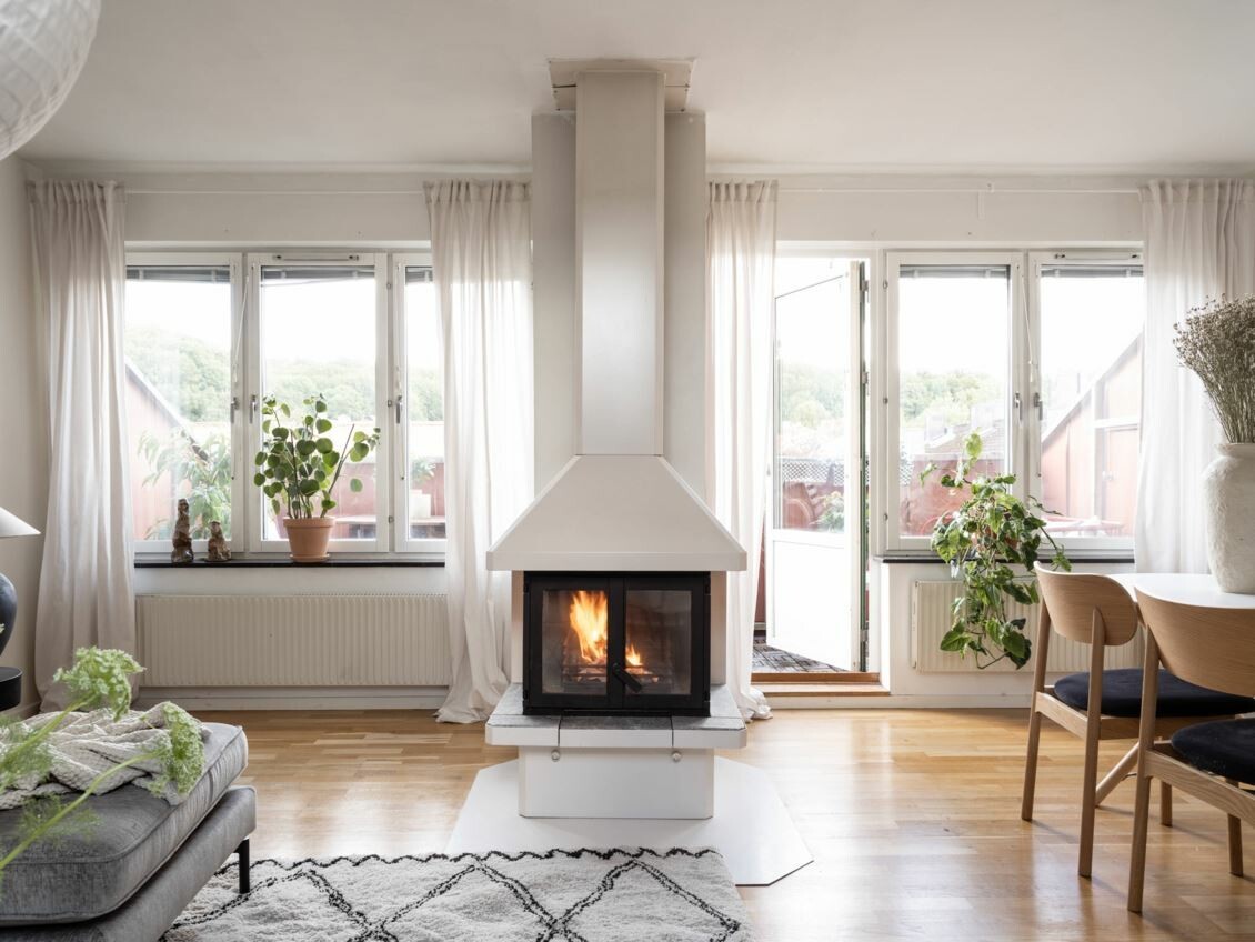 delikatissen scandinavian style scandi home design scandi fireplace scandi apartment estufa estilo nórdico estilo escandinavo decoración interiores chimenea en ático chimenea atico nórdico 