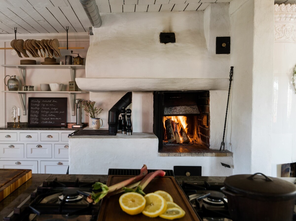 wood house vintage scandinavian cottage scandi classic fireplace estilo nórdico decoración nórdica decoración interiores chimeneas casa rural sueca casa madera casa de campo nórdica 