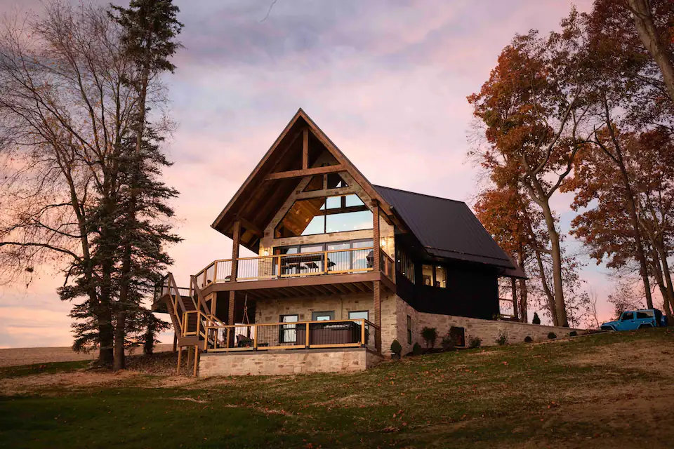 wood stone cabin sugarcreek vacation house Ohio design cabin estilo suizo estilo americano estilo alpino diseño casas madera casa de iedra y madera arquitectura de montaña amish vacacion house american home design 