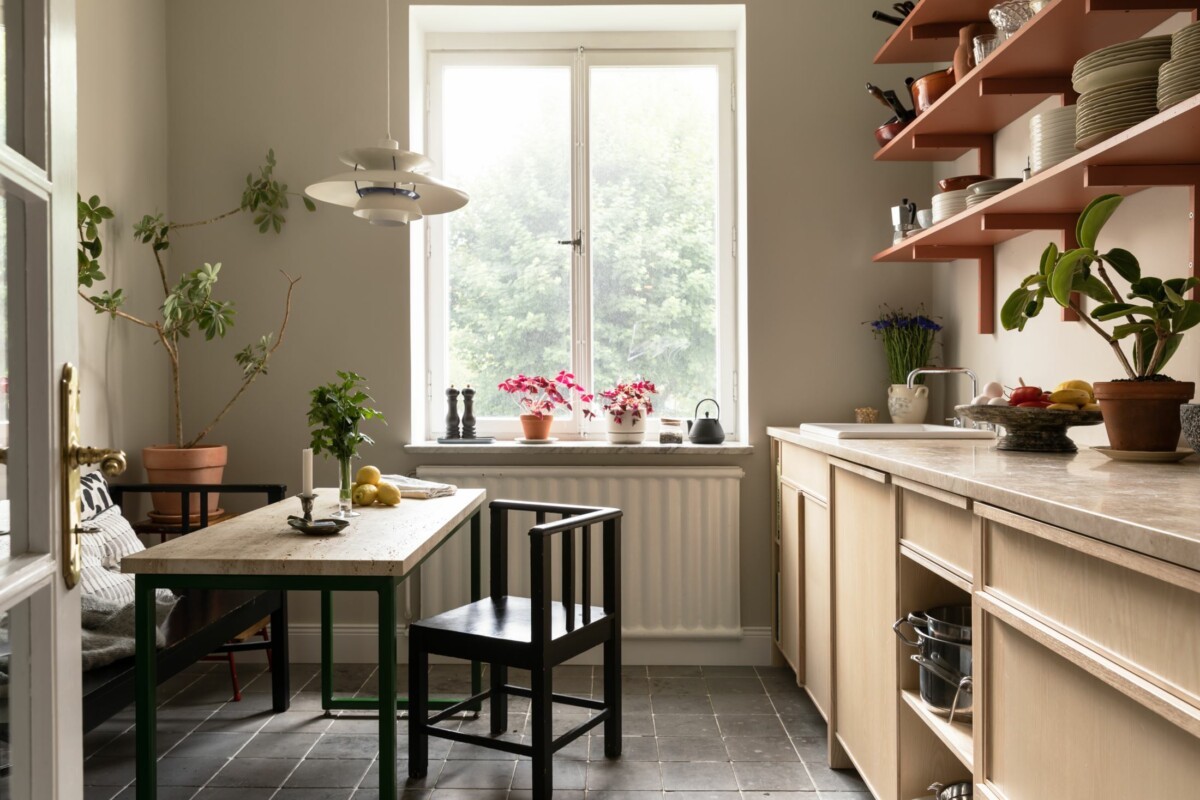 white kitchen scandinavian kitchen scandi style scandi kitchen old table kitchen island estilo nórdico decoración nórdica decoración interiores cocinas nordicas cocina pequeña decoración cocina escandinava cocina de estilo nórdico cocina de color cocina blanca 
