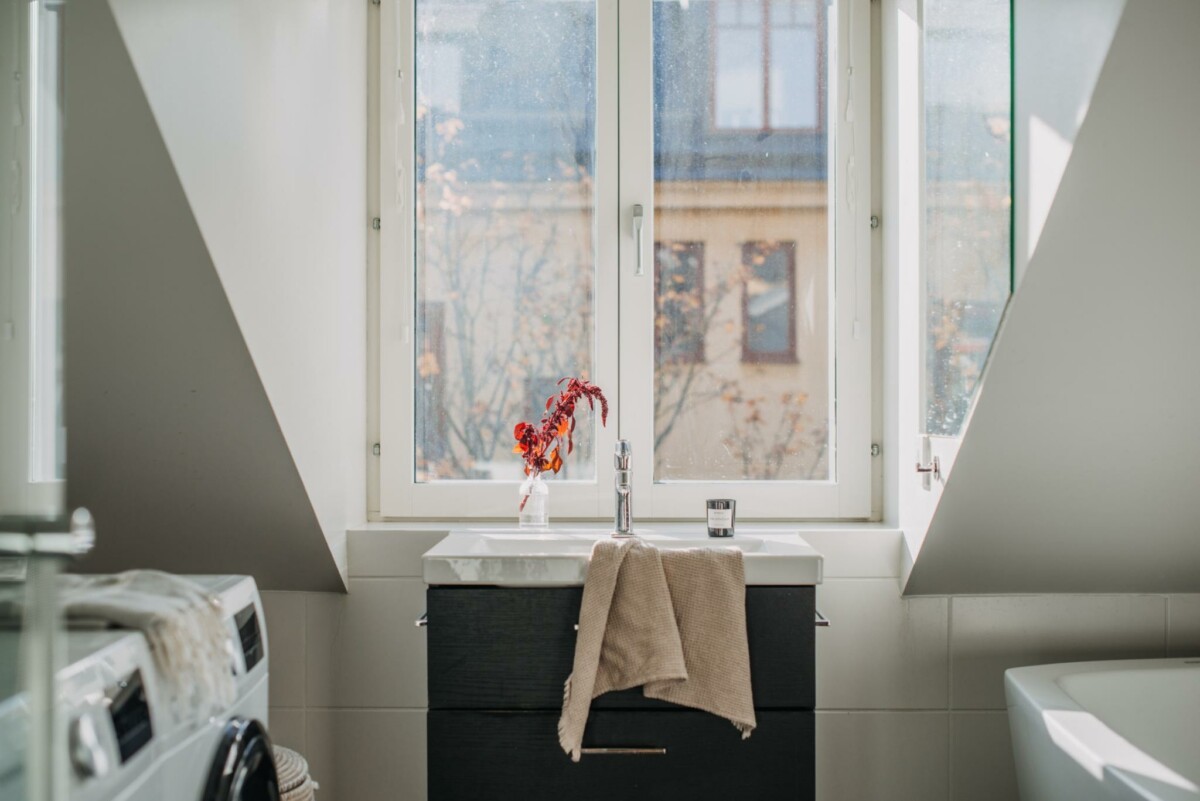 scandi style scandi bathtub scandi bathroom nordic bathroom laundry bathroom decoración cuarto de baño cuarto de baño escandinavo baño nórdico baño con lavadora baño con bañera 