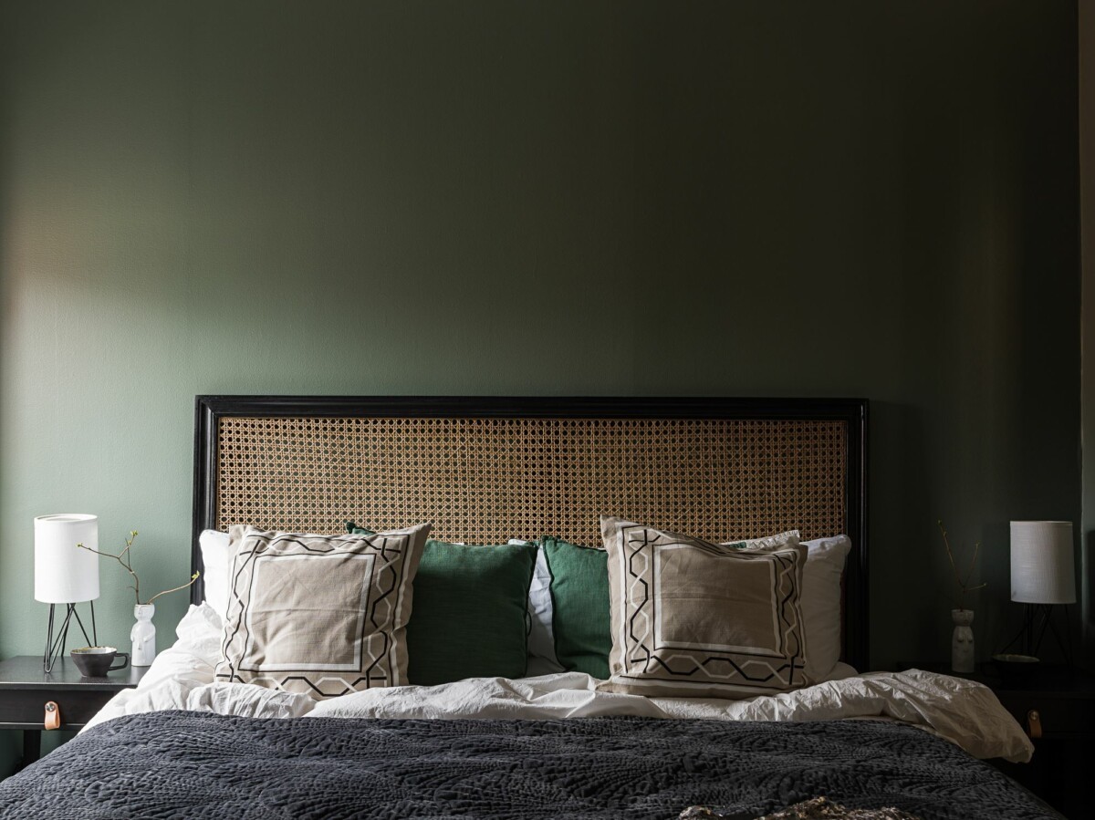 tendencias en decoración pintura decoración 2023 paredes satinadas muy oscuras interior decoration ideas para paredes ideas for walls forest green bedroom estilo nórdico oscuro elegant and relaxing atmosphere dormitorio verde bosque decoration trends decoración interiores decoración de dormitorios dark Nordic style colores de moda para interiores bedroom decoration ambiente elegante y relajante 